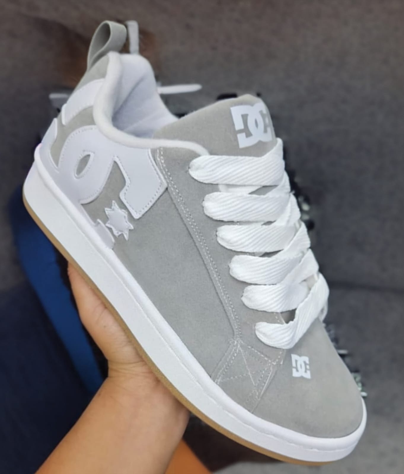 DC Skate Bordada Premium Gris